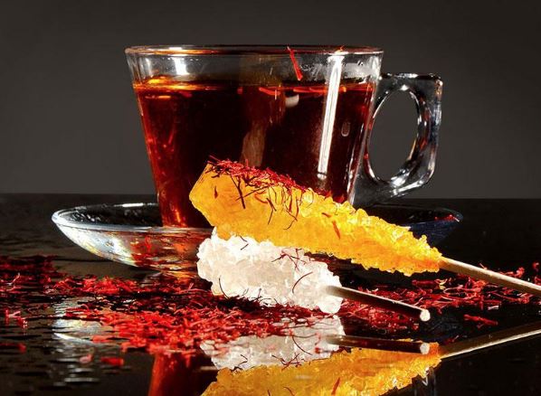 نبات زعفرانی؛ شیرینی اصیل ایرانی با عطر و رنگ طلایی زعفران